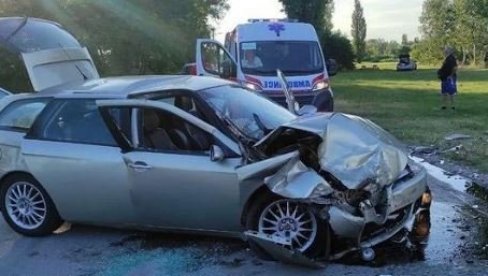 АУТОМОБИЛ СЛЕТЕО СА ПУТА, ХИТНА ПОМОЋ НА ТЕРЕНУ: Тешка несрећа на Палићу, два возила уништена (ФОТО) АУТОМОБИЛ СЛЕТЕО СА ПУТА, ХИТНА ПОМОЋ НА ТЕРЕНУ: Тешка несрећа на Палићу, два возила уништена (ФОТО)