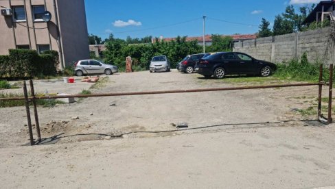 NA PARKINGU PLANIRANA NOVA ZGRADA: Stanari u Krnjači zabrinuti da ne ostanu bez placa NA PARKINGU PLANIRANA NOVA ZGRADA: Stanari u Krnjači zabrinuti da ne ostanu bez placa