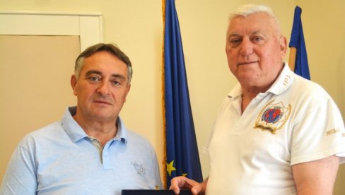PRIZNANJE ZA DOPRINOS: Milanoviću plaketa Udruženja vojnih invalida PRIZNANJE ZA DOPRINOS: Milanoviću plaketa Udruženja vojnih invalida