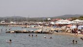 POČELA SEZONA PARADAJZ TURIZMA: Fotka s hrvatske plaže zapalila mreže (FOTO)