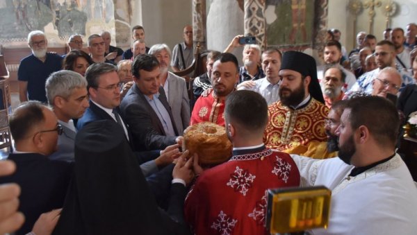 НА ЛИТУРГИЈИ У МАНАСИЈИ: Министар Селаковић посетио Деспотовац (ФОТО) НА ЛИТУРГИЈИ У МАНАСИЈИ: Министар Селаковић посетио Деспотовац (ФОТО)