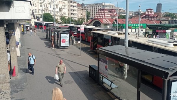 ХАОС НА ЗЕЛЕНОМ ВЕНЦУ, ГРАЂАНИ ОСТАЛИ БЕЗ ПРЕВОЗА: Муке становника Батајнице и Земун Поља, аутобуса за викенд ни за лек