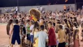 СЕЋАТЕ ЛИ СЕ ПРЕДИВНЕ ДЕЦЕ КОЈА СУ ПРОНАШЛА ИЗГУБЉЕН КОВЕРАТ СА ДОНАЦИЈАМА? Управо је уплаћен новац за малишане оболеле од рака! (ВИДЕО)