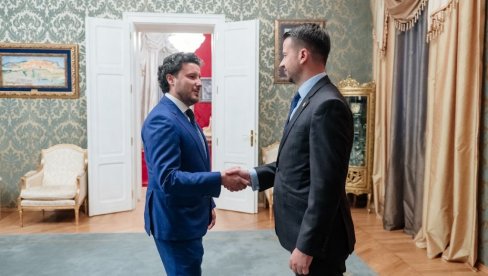 УРА ПРЕДЛАЖЕ КАД СУПЕРМЕНИ ЗАВРШЕ: Саркастичан коментар Абазовића после консулатација са Милатовићем УРА ПРЕДЛАЖЕ КАД СУПЕРМЕНИ ЗАВРШЕ: Саркастичан коментар Абазовића после консулатација са Милатовићем