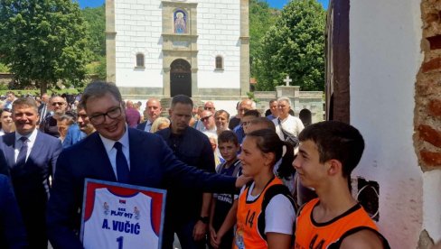 POSEBAN POKLON ZA PREDSEDNIKA: Mladi sportisti iz Bujanovca se zahvalili Vučiću na pomoći (FOTO) POSEBAN POKLON ZA PREDSEDNIKA: Mladi sportisti iz Bujanovca se zahvalili Vučiću na pomoći (FOTO)