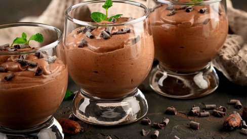 ČOKOLADNI MUS OD DVA SASTOJKA: Klasičan recept koji će vas oduševiti jednostavnošću! (RECEPT/VIDEO)