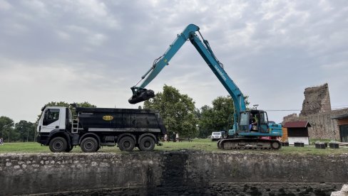 УРЕЂЕЊЕ КАНАЛА У СМЕДЕРЕВСКОЈ ТВРЂАВИ: Очишћено корито канала око Малог града Бранковића