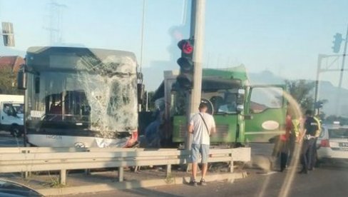 АУТОБУС И КАМИОН УНИШТЕНИ, РОБА РАСУТА ПО ПУТУ: Прве слике тешке несреће на Панчевачком путу (ФОТО) АУТОБУС И КАМИОН УНИШТЕНИ, РОБА РАСУТА ПО ПУТУ: Прве слике тешке несреће на Панчевачком путу (ФОТО)