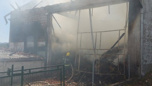 ВЕЛИКИ ПОЖАР У ДОМАЋИНСТВУ У СЕЛУ КОРЕНИТА КОД ЛОЗНИЦЕ: Гори штала, изгорео и нов трактор ВЕЛИКИ ПОЖАР У ДОМАЋИНСТВУ У СЕЛУ КОРЕНИТА КОД ЛОЗНИЦЕ: Гори штала, изгорео и нов трактор