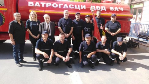 НА ПОЖАРЕ И НЕСРЕЋЕ УЗ ПРОФЕСИОНАЛЦЕ: Јединствени добровољци из Лапова НА ПОЖАРЕ И НЕСРЕЋЕ УЗ ПРОФЕСИОНАЛЦЕ: Јединствени добровољци из Лапова