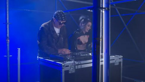 U NJENOM PRVOM SPOTU SE POJAVLJUJE OLIVER MANDIĆ I TO KAO DI-DŽEJ: Nindri je nova muzička zvezda U NJENOM PRVOM SPOTU SE POJAVLJUJE OLIVER MANDIĆ I TO KAO DI-DŽEJ: Nindri je nova muzička zvezda