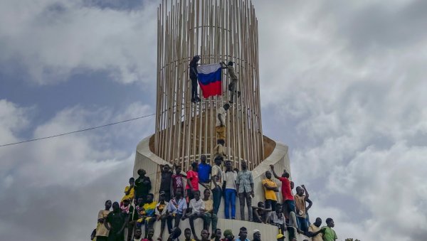 ВОЈНА ОПЦИЈА ЗА НИГЕР:  Нове вође у Нијамеју, упркос претњама, неће да ослободе свргнутог председника