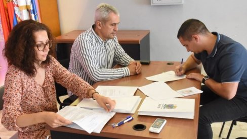 GRAĐEVINSKI MATERIJAL ZA DEVET PORODICA: Potpisani ugovori u Opštini Zemun za pomoć izbeglim licima GRAĐEVINSKI MATERIJAL ZA DEVET PORODICA: Potpisani ugovori u Opštini Zemun za pomoć izbeglim licima
