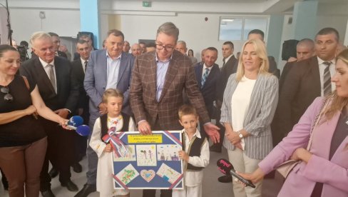 OBRADOVALI PREDSEDNIKA POKLONOM: Nasmejani mališani u Srpcu otpevali Vučiću pesmu Mi smo deca neba OBRADOVALI PREDSEDNIKA POKLONOM: Nasmejani mališani u Srpcu otpevali Vučiću pesmu Mi smo deca neba