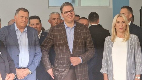 ВУЧИЋ ТОКОМ ПОСЕТЕ РС: Један смо народ, са обе стране Дрине, морамо да будемо једни уз друге ВУЧИЋ ТОКОМ ПОСЕТЕ РС: Један смо народ, са обе стране Дрине, морамо да будемо једни уз друге