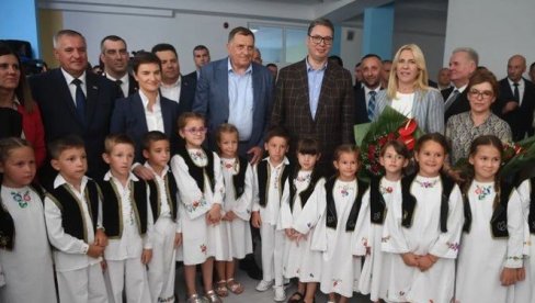 VUČIĆ ODUŠEVLJEN DECOM U SRPSKOJ: Srce mi je puno kada vas vidim ovoliko ovde... (FOTO) VUČIĆ ODUŠEVLJEN DECOM U SRPSKOJ: Srce mi je puno kada vas vidim ovoliko ovde... (FOTO)