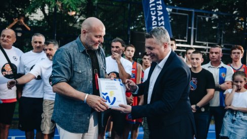 ЗА “МИР У ГЛАВИ И ВАТРУ У СРЦУ” БУДУЋИХ АСОВА: Фондација Моззарт отворила терен Салету Ђорђевићу ЗА “МИР У ГЛАВИ И ВАТРУ У СРЦУ” БУДУЋИХ АСОВА: Фондација Моззарт отворила терен Салету Ђорђевићу