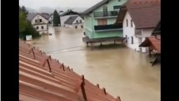 ДРАМАТИЧНИ ПРИЗОРИ ИЗ СЛОВЕНИЈЕ: Куће под водом - бујица носи све пред собом (ВИДЕО)