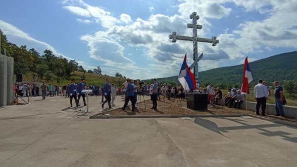 КРАЈИШНИЦИ СТИЖУ НА ПЕТРОВАЧКУ ЦЕСТУ: Почаст страдалима на месту где је хрватска авијација бомбардовала српске избегличке колоне