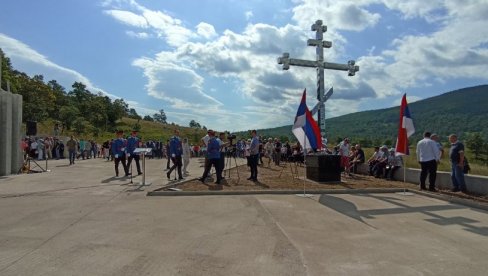 КРАЈИШНИЦИ СТИЖУ НА ПЕТРОВАЧКУ ЦЕСТУ: Почаст страдалима на месту где је хрватска авијација бомбардовала српске избегличке колоне КРАЈИШНИЦИ СТИЖУ НА ПЕТРОВАЧКУ ЦЕСТУ: Почаст страдалима на месту где је хрватска авијација бомбардовала српске избегличке колоне