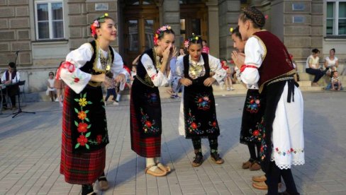 BOGATO KULTURNO LETO U SMEDEREVU: Narodne igre oduševile publiku na gradskom trgu BOGATO KULTURNO LETO U SMEDEREVU: Narodne igre oduševile publiku na gradskom trgu