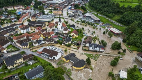 ДЕЛОВИ ЦЕЉА ПОД ВОДОМ: Евакуисано 4.000 становника ДЕЛОВИ ЦЕЉА ПОД ВОДОМ: Евакуисано 4.000 становника