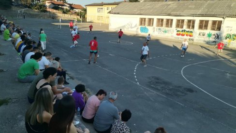 ИГРАЛИ ФУДБАЛ У ЗНАК СЕЋАЊА НА ЦОЦКЕТА: У Врању одржана хуманитарна утакмица, новац прикупљен за лечење суграђанке ИГРАЛИ ФУДБАЛ У ЗНАК СЕЋАЊА НА ЦОЦКЕТА: У Врању одржана хуманитарна утакмица, новац прикупљен за лечење суграђанке