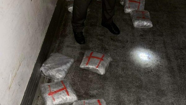 БРЗА РЕАКЦИЈА ГРАНИЧНЕ ПОЛИЦИЈЕ: Спречен шверц више од 30 килограма сканка, осумњичени лишен слободе (ФОТО) БРЗА РЕАКЦИЈА ГРАНИЧНЕ ПОЛИЦИЈЕ: Спречен шверц више од 30 килограма сканка, осумњичени лишен слободе (ФОТО)