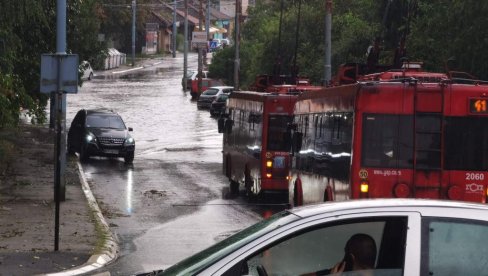 МЕТЕОАЛАРМИ НИКАКО ДА СЕ УГАСЕ, РХМЗ СЕ ОГЛАСИО И ОВОГ ЈУТРА: Ево хоћемо ли се крити од грмљавине и пљускова за викенд