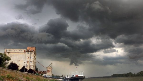 НАЈНОВИЈЕ УПОЗОРЕЊЕ РХМЗ-а Облак се премешта, у наредна два сата пљусак ће се сручити у ове делове Србије: Упаљен аларм и због грмљавине