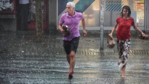 JOŠ PAR DANA SUNČANO I TOPLO, A ONDA SLEDI PREOKRET: Evo kada i gde se očekuju pljuskovi praćeni grmljavinom