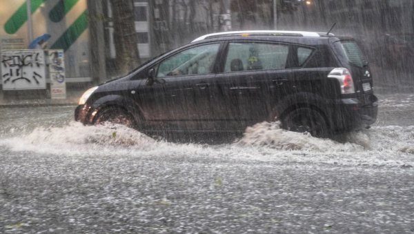 КИША САМО ШТО НИЈЕ: У Србију стиже невреме из комшилука, на удару ови делови