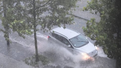 NAJNOVIJE UPOZORENJE RHMZ-A: Stižu pljuskovi, grmljavina, olujni vetar - ovi delovi biće prvi na udaru nevremena