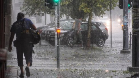 HITNO UPOZORENJE RHMZ: Jaki pljuskovi sa grmljavinom stižu u ovaj deo Srbije - Očekuje se velika količina padavina