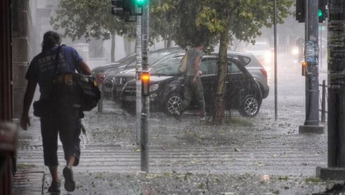 CRNI OBLACI, ULICE KAO REKE I TORNADO: Nezapamćeno nevreme napravilo haos u ovim delovima Srbije, scene kao iz filmova (FOTO/VIDEO)