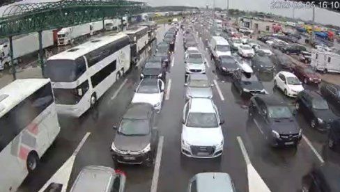ПУТНИЦИ ЧЕКАЈУ У КОЛОНИ И ДО ТРИ САТА: Ево на којим прелазима су највеће гужве ПУТНИЦИ ЧЕКАЈУ У КОЛОНИ И ДО ТРИ САТА: Ево на којим прелазима су највеће гужве