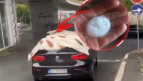 DOSETKA JE HIT: Kako je Beograđanin zaštitio auto od grada - ostali vozači gledali u neverici (VIDEO) DOSETKA JE HIT: Kako je Beograđanin zaštitio auto od grada - ostali vozači gledali u neverici (VIDEO)
