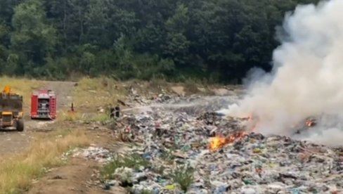 ПОЖАР НА ДЕПОНИЈИ КОД ТРСТЕНИКА: Ватрогасци спречили катастрофу (ВИДЕО) ПОЖАР НА ДЕПОНИЈИ КОД ТРСТЕНИКА: Ватрогасци спречили катастрофу (ВИДЕО)