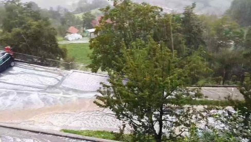 ГРАД ЗАБЕЛЕО ПОЈЕДИНЕ ДЕЛОВЕ СЛОВЕНИЈЕ: Невреме се креће још јаче у овој земљи, бујица сравнила кућу са земљом (ВИДЕО) ГРАД ЗАБЕЛЕО ПОЈЕДИНЕ ДЕЛОВЕ СЛОВЕНИЈЕ: Невреме се креће још јаче у овој земљи, бујица сравнила кућу са земљом (ВИДЕО)