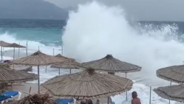 УСРЕД НЕВРЕМЕНА У ЦРНОЈ ГОРИ УШЛИ У МОРЕ ДА СЕ КУПАЈУ, ЈЕДАН УНЕО И СУНЦОБРАН: Невиђене сцене на приморју (ВИДЕО)