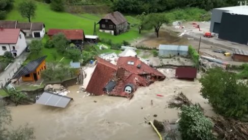 ПОПЛАВЕ У СЛОВЕНИЈИ: Људи су само гледали како вода руши оно што су градили цео живот (ФОТО) ПОПЛАВЕ У СЛОВЕНИЈИ: Људи су само гледали како вода руши оно што су градили цео живот (ФОТО)