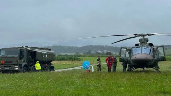 ПРЕСЛАДАК ПРИЗОР СТИЖЕ ИЗ ПОПЛАВАМА РАЗОРЕНЕ СЛОВЕНИЈЕ: Дечак са плавим кишобраном освојио срца (ФОТО)