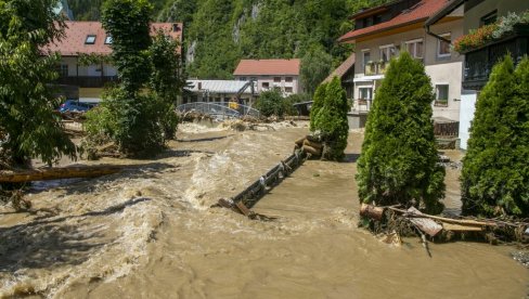 БРОЈ ЖРТАВА ПОПЛАВА ПОРАСТАО НА ШЕСТ: Словенија и даље под водом, путеви затворени, покренула се клизишта
