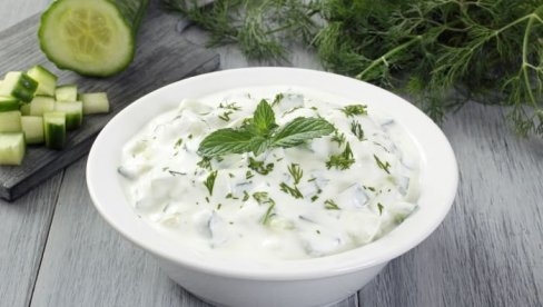 SALATA KOJU SVI VOLE I TRAŽE JOŠ: Salata sa krastavcima i crvenim lukom