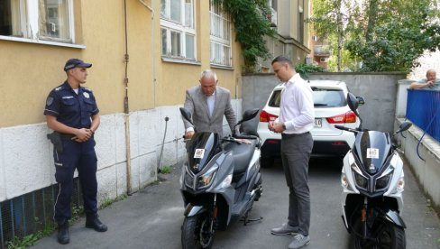 ДВА СКУТЕРА НА ПОКЛОН: Општина Врачар брине о безбедности својих суграђана ДВА СКУТЕРА НА ПОКЛОН: Општина Врачар брине о безбедности својих суграђана