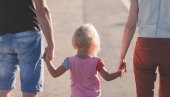 ФИНАНСИЈСКА НАДОКНАДА ЗА ПОРОДИЦЕ СА ДЕЦОМ У МАЈУ: Ево када ће бити исплаћено 225 евра родитељима у Немачкој