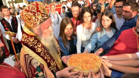 ПРОСЛАВИЛИ ГРАДСКУ СЛАВУ: На платоу испред ГУ Бијељина и у Храму Св. Ђорђа обележен Св. Пантелејмон