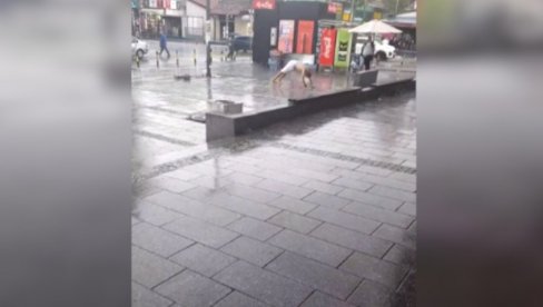 ŠTA ON TO RADI DOK LIJE KIŠA? Scena sa Banjice šokirala prolaznike, pogledajte snimak (VIDEO) ŠTA ON TO RADI DOK LIJE KIŠA? Scena sa Banjice šokirala prolaznike, pogledajte snimak (VIDEO)