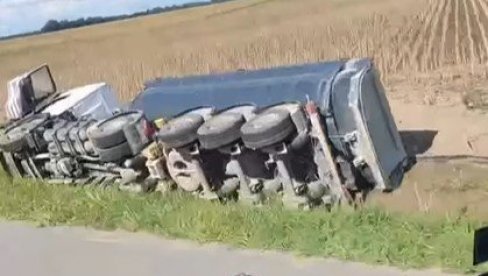 НЕСРЕЋА НА АУТО-ПУТУ КОД ВРБАСА: Камион слетео са пута, возило преврнуто у каналу (ВИДЕО) НЕСРЕЋА НА АУТО-ПУТУ КОД ВРБАСА: Камион слетео са пута, возило преврнуто у каналу (ВИДЕО)