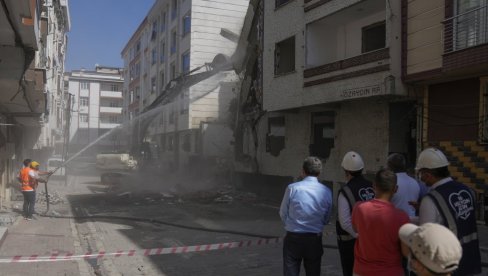 ЉУДИ СКАКАЛИ СА ЗГРАДА ДА СЕ СПАСУ: Више од 20 особа повређено у разорном земљотресу на југу Турске ЉУДИ СКАКАЛИ СА ЗГРАДА ДА СЕ СПАСУ: Више од 20 особа повређено у разорном земљотресу на југу Турске